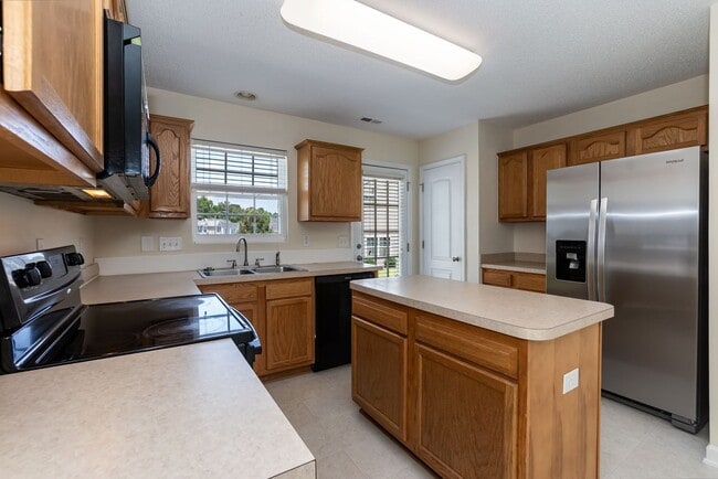 Building Photo - Four Bedroom Home!