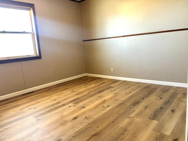 Building Photo - Great Space, Convenient Location