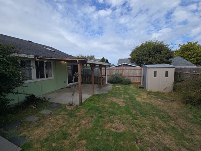 Building Photo - 3BD/2BA McKinleyville home features ample ...
