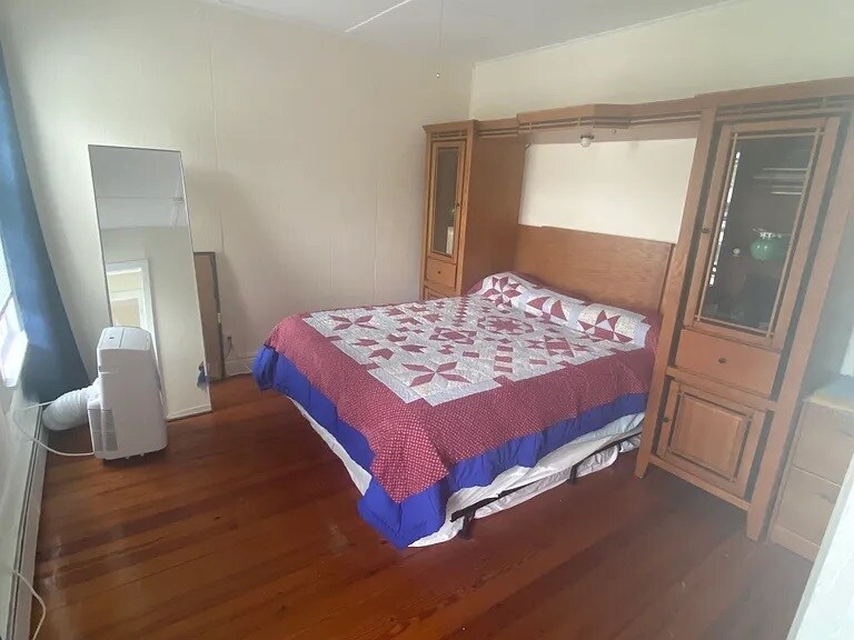 Building Photo - 114 Main St