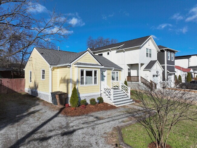 Building Photo - Sweet Cottage Charm with Updated Kitchen, Fenced Yard & Washer/Dryer Included
