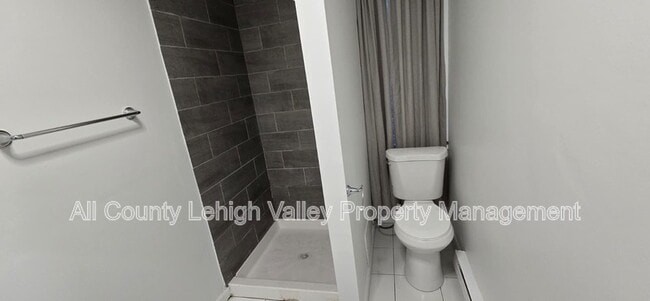 Building Photo - 129 W Sycamore St