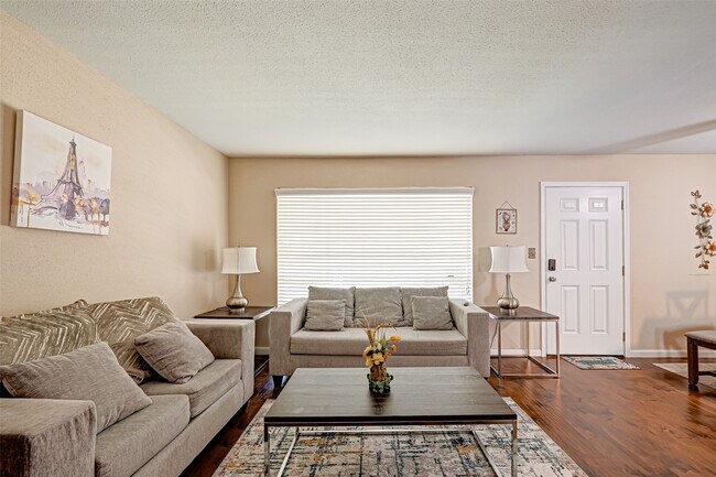 Building Photo - 2121 Fountain View Dr