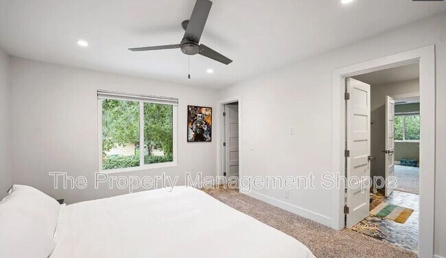 Building Photo - 820 Foothill Ln