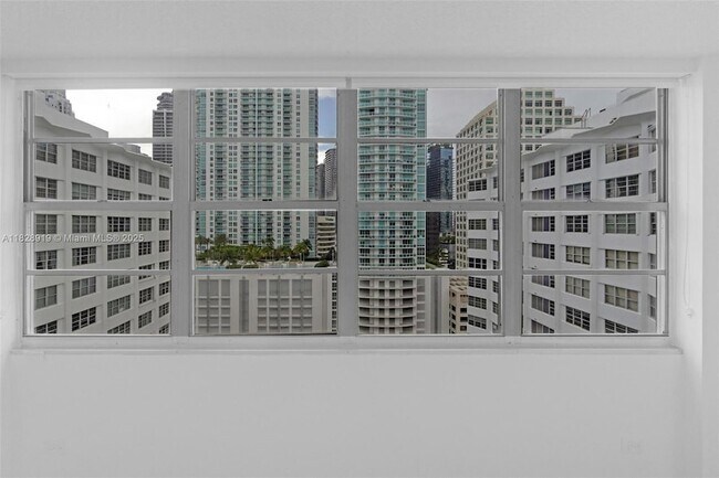 Building Photo - 905 Brickell Bay Dr
