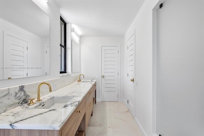 Building Photo - 2575 S Bayshore Dr
