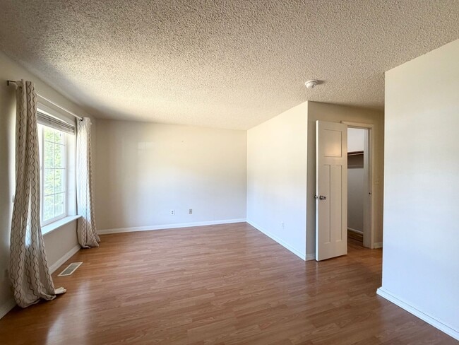 Building Photo - Charming 3 bed + den, 2 bath Federal way Rambler