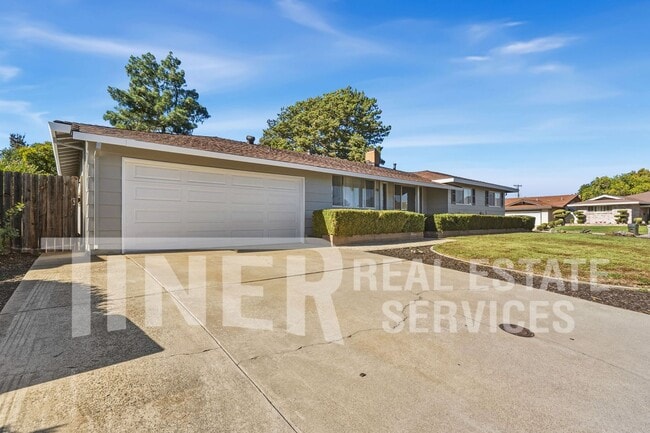 Building Photo - 7400 Mooncrest Way