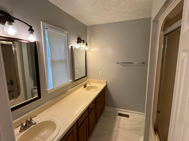 Building Photo - 6916 Twin Creek Ct