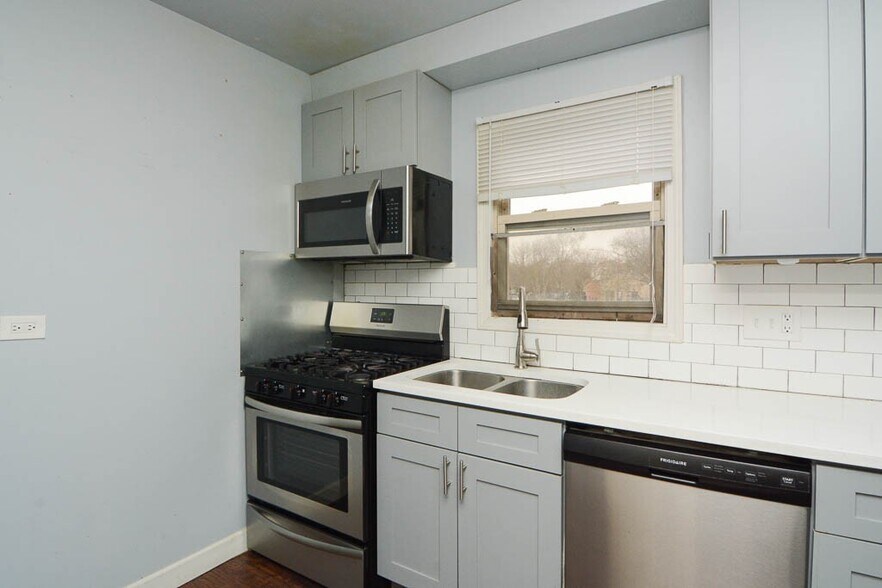 Building Photo - 7319 N Rogers Ave