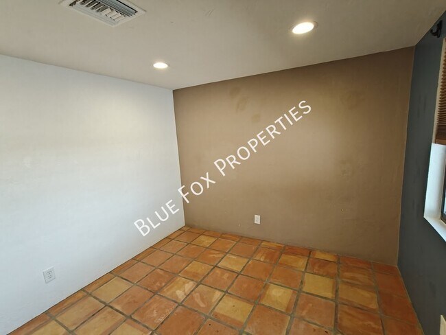 Building Photo - 2781 W Calle Carapan