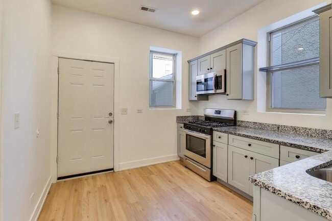 Building Photo - 1908 W 48th St