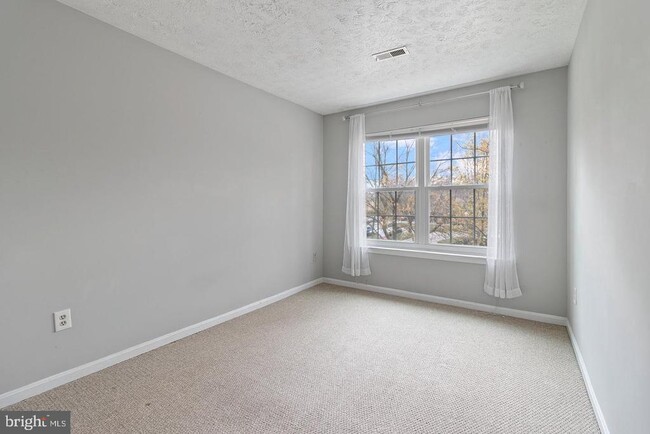 Building Photo - 8926 Mallard Ct