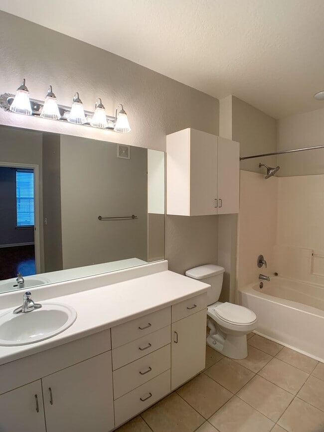 Building Photo - New listing 2/2 with pool view