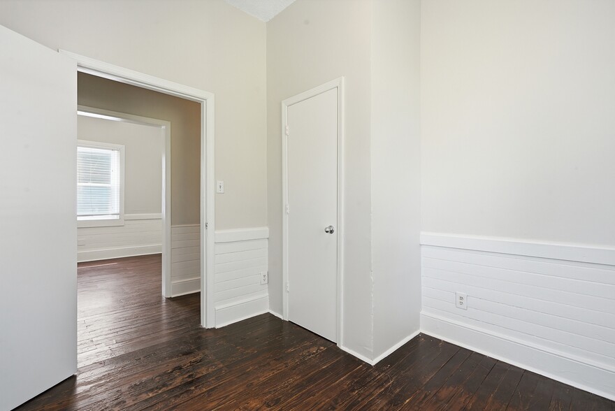 Building Photo - 520 E Hall Ln
