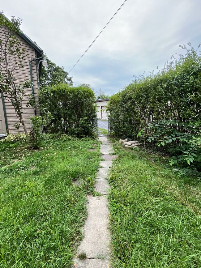 Building Photo - Spacious 4-5 Bedroom, 1.5 Bathroom 2-Story...