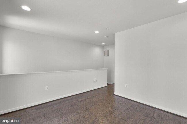 Building Photo - 820 Thompson Cres