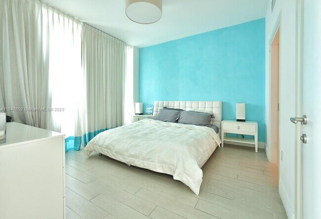 Building Photo - 200 Biscayne Blvd Way