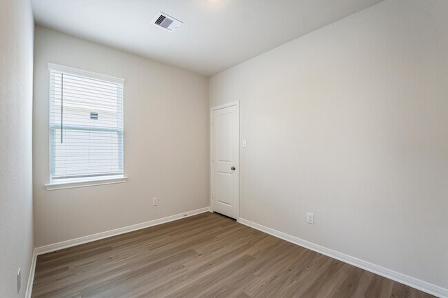 Building Photo - 15419 Maple Ter Dr