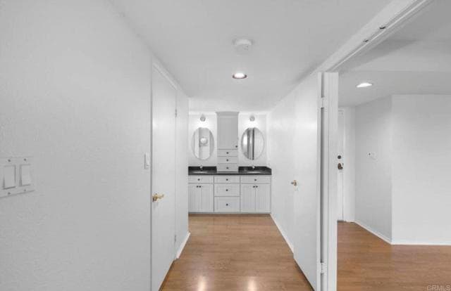 Building Photo - 6880 Hyde Park Dr