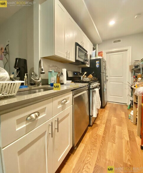 Building Photo - 733 Parker St