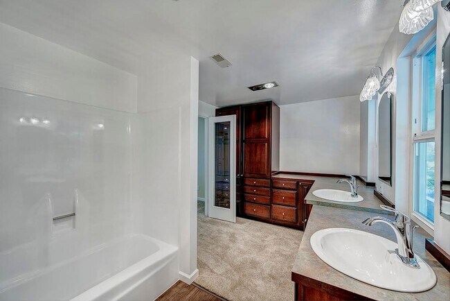Building Photo - Edmonds 5 Bedroom 3.5 Bath Fully Fenced