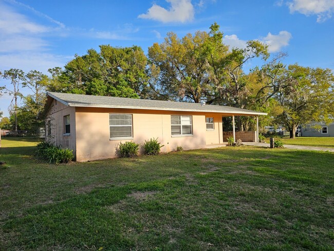 Building Photo - ADORABLE 3 Bedroom with a HUGE YARD in Lak...