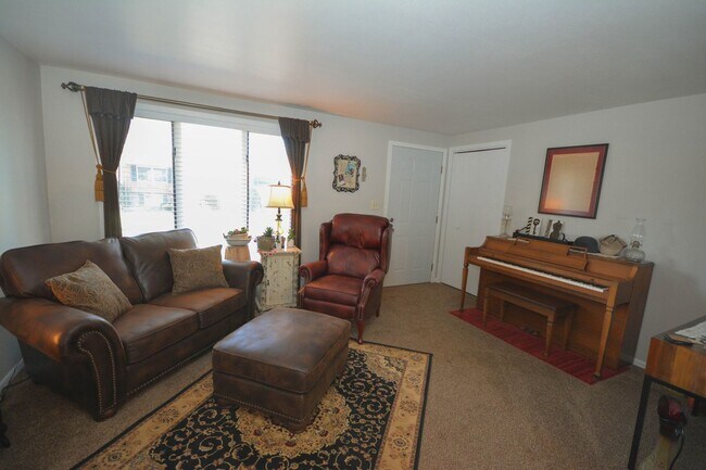 Building Photo - Ranch-style home with great fenced yard & patio!