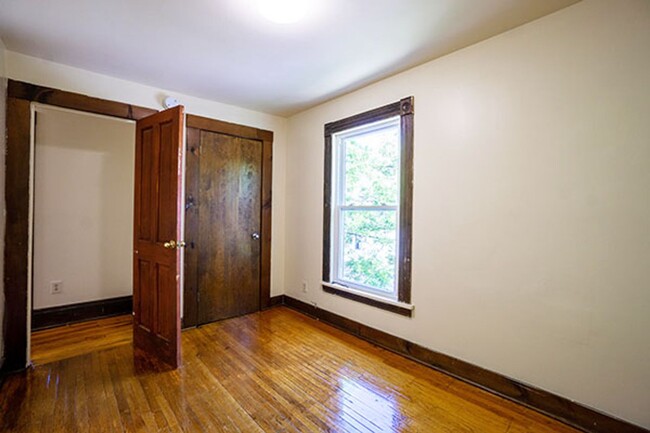 Building Photo - AVAILABLE 6/1/25 - Two Story House With Ha...