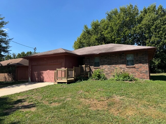 Primary Photo - 3 bedroom 2 bathroom updated home in Sprin...