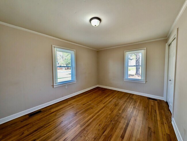 Building Photo - For Rent: Charming Country Home in Middlesex – $1,550/month