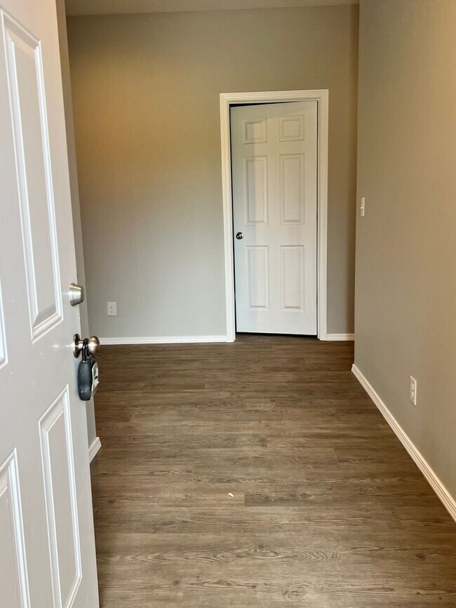 Building Photo - 4 bedroom 2 bath Bolivar MO