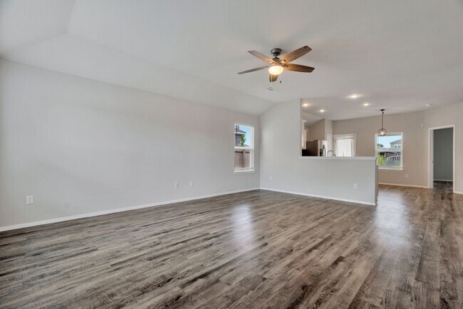Building Photo - 3 Bed 2 Bath home mins away from the University!