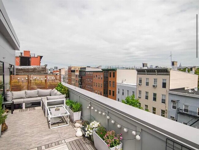 Building Photo - 302 Monroe St