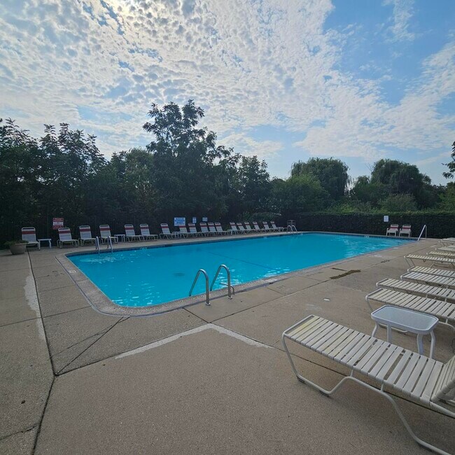 Building Photo - 1368 N Knollwood Dr