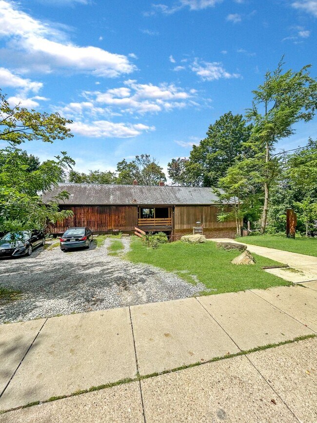 Building Photo - 1530 Barr Ave