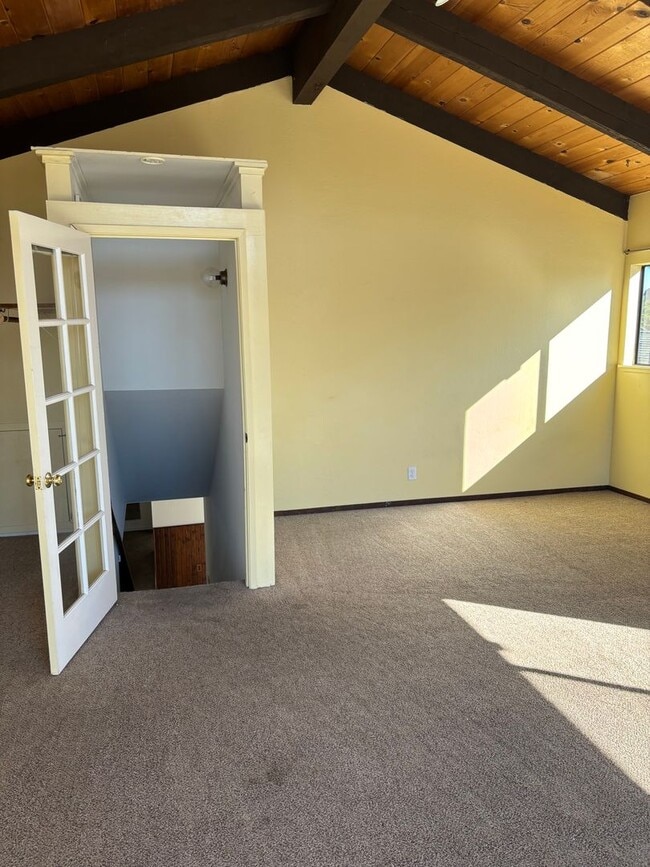 Building Photo - 4 bedroom 2 bath upper west side