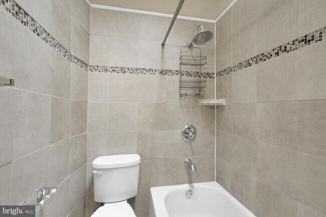 Building Photo - 443 Emily St