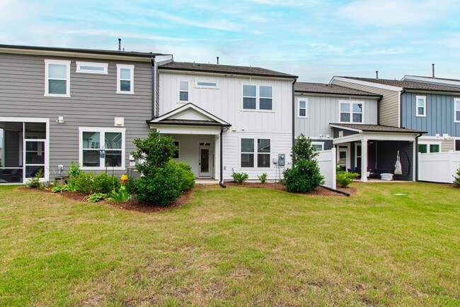 Building Photo - Beautifully Appointed Townhome in Prime Ho...