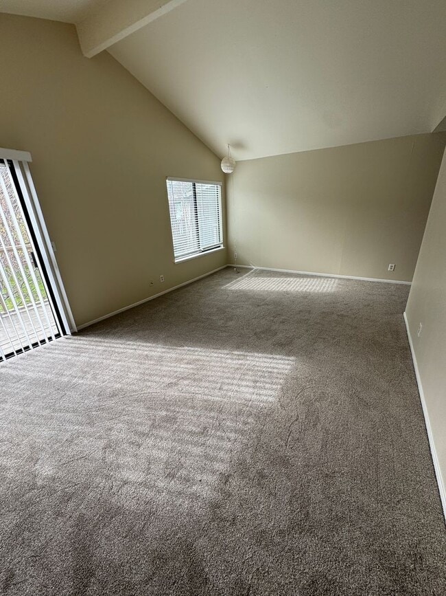 Building Photo - Rio Road Condo