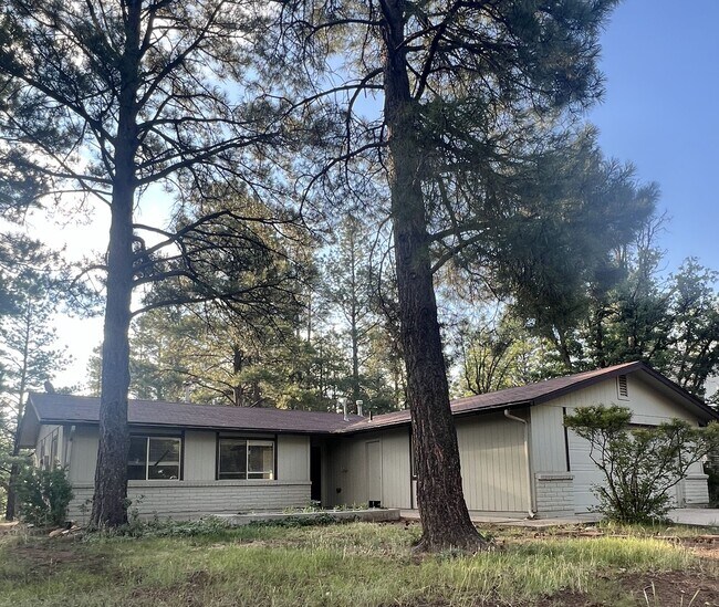 Building Photo - (LEASE PENDING) $2,475 3 Bed/2 Bath House -Country Club Estates neighborhood