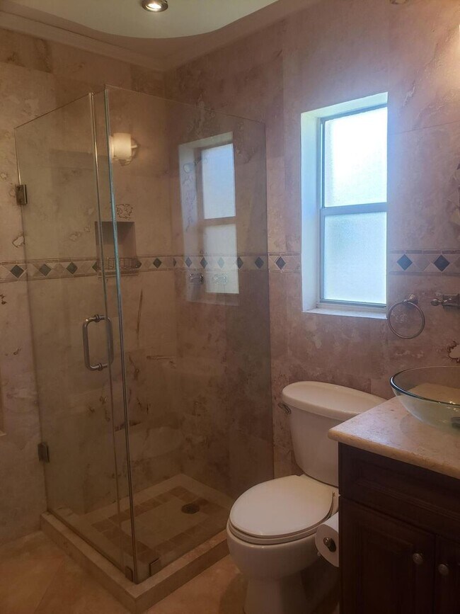 Building Photo - 812 Dogwood Rd