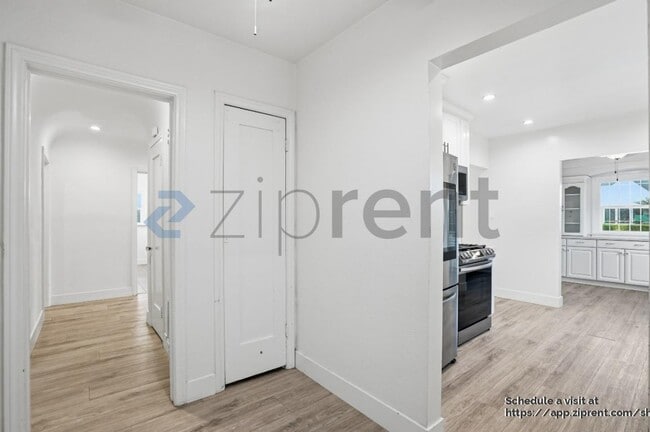 Building Photo - 1421 Stearns Dr