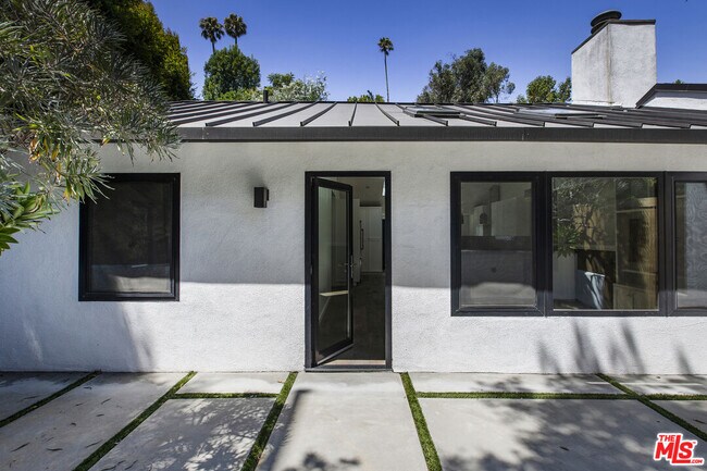 Building Photo - 2425 Rinconia Dr