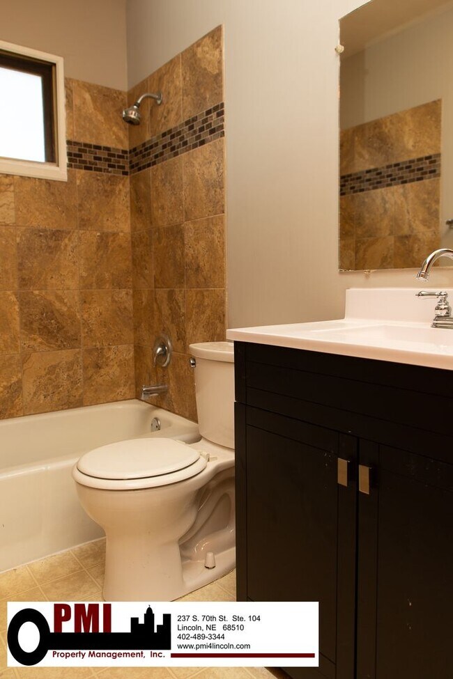 Building Photo - 2 Bedroom and 1.5 Bathroom Apartment Avail...