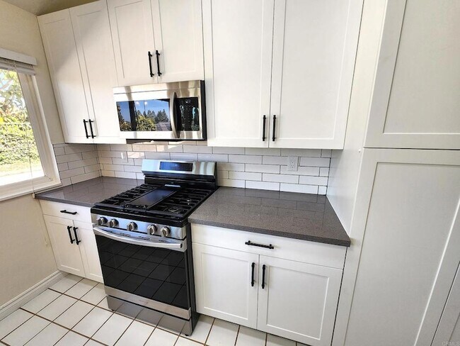 Building Photo - 80 N Lucas Ct