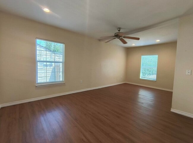 Building Photo - 2317 Live Oak St