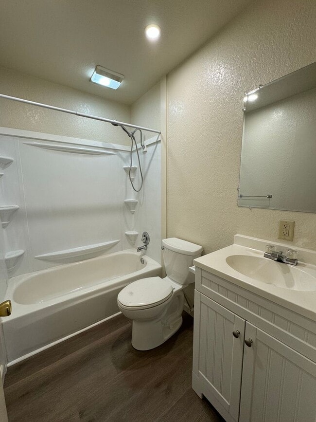 Building Photo - 915 Division St