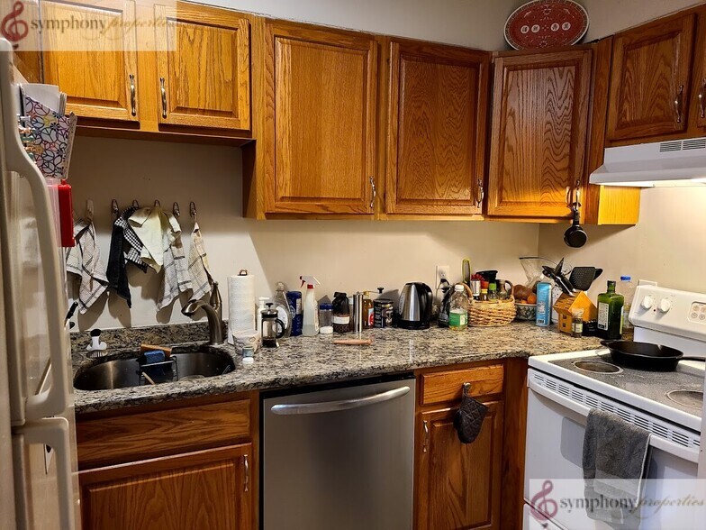 Primary Photo - 65 Hemenway St