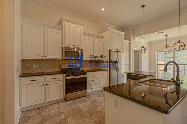 Building Photo - Beautiful 4 bedroom, 2 bathroom house in B...